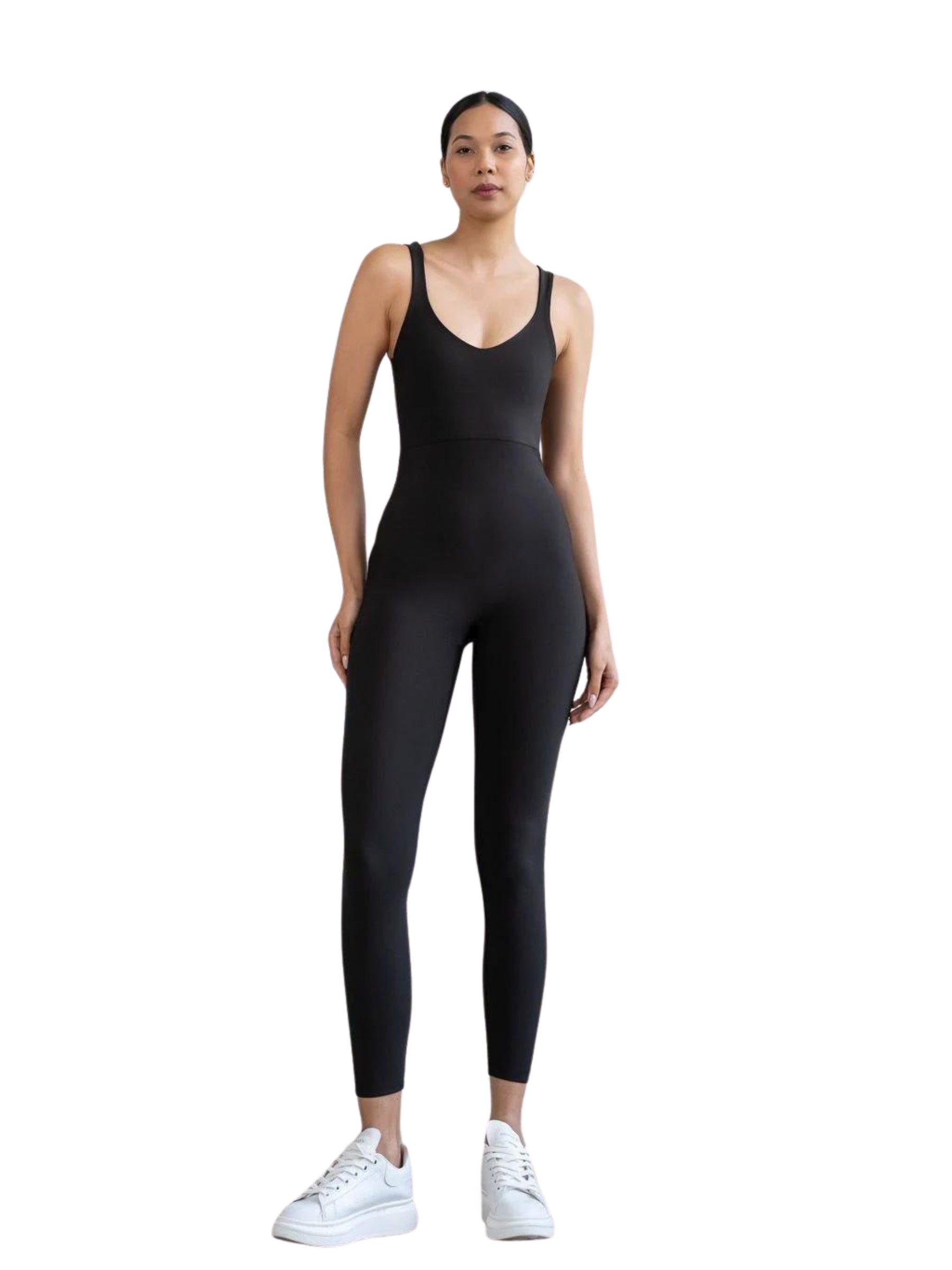 Einzelperson in einem Lismina 1600 Ganzkörper-Jumpsuit, Schwarz, rückenfrei, und weißen Turnschuhen auf weißem Hintergrund.